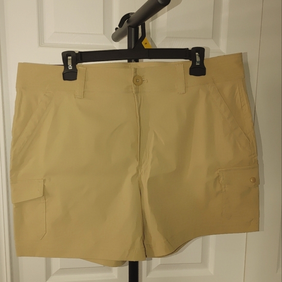 Eddie Bauer Women's Beige Cargo Shorts Size 16 - Picture 1 of 3